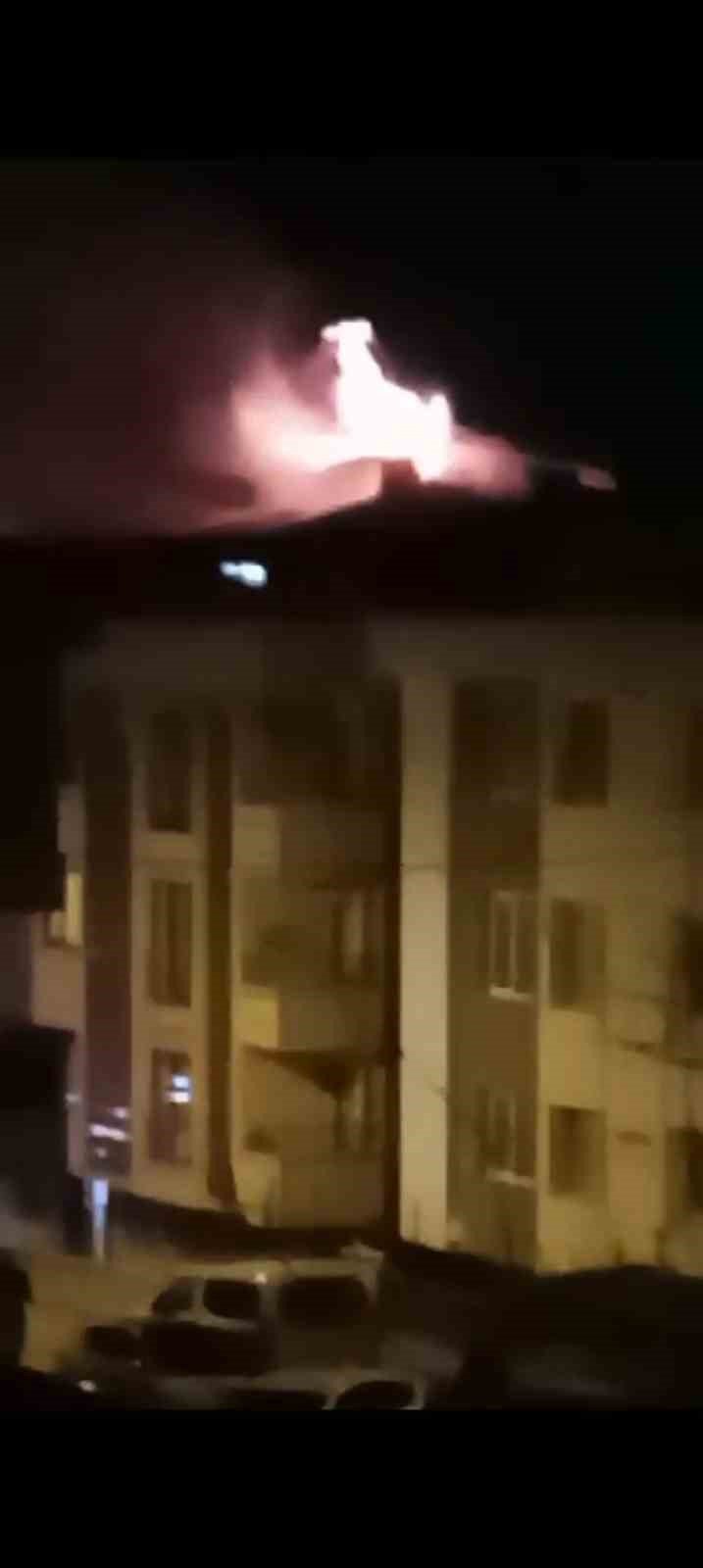 ÇEKMEKÖY’DE ÇATI KATI ALEVLERE TESLİM OLDU