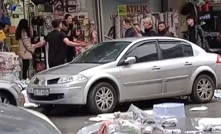 KASİYERLE TARTIŞTI, BIÇAKLA İŞ YERİNİ BASIP 2 KİŞİYİ YARALADI