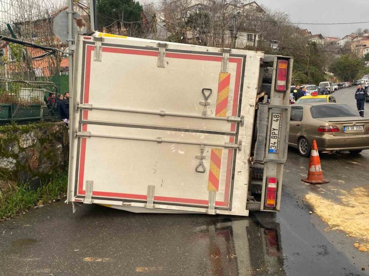 BEYKOZ’DA KAMYON DEVRİLDİ: 2 YARALI