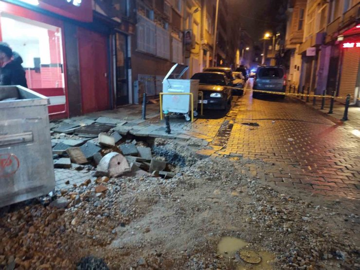KADIKÖY’DE KANALİZASYON BORUSU PATLADI, BİR DÜKKAN ZARAR GÖRDÜ