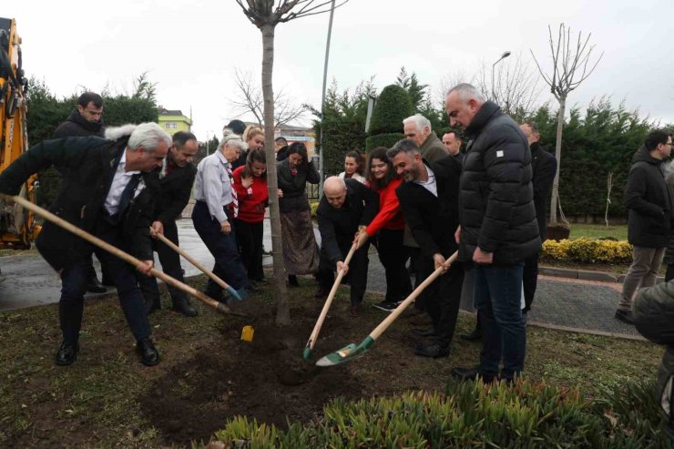 BÜYÜKÇEKMECE’DE ENGELLİ ÖĞRENCİLER YENİ YILA AĞAÇ DİKEREK GİRDİ