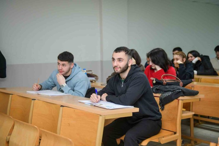 SINAV YOLUNDA GENÇLERE ESENYURT BELEDİYESİ’NDEN EĞİTİM DESTEĞİ