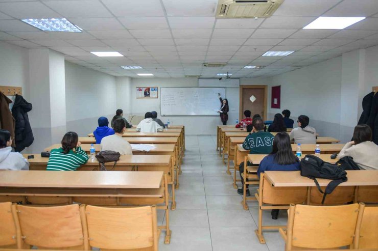 SINAV YOLUNDA GENÇLERE ESENYURT BELEDİYESİ’NDEN EĞİTİM DESTEĞİ