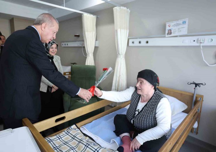 CUMHURBAŞKANI ERDOĞAN, DARÜLACEZE ŞEFKAT ÖZEL BAKIMEVİ SAKİNLERİNİ ZİYARET ETTİ