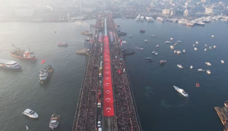 YILIN İLK GÜNÜNDE GAZZE İÇİN BİNLERCE KİŞİ GALATA KÖPRÜSÜ’NE AKIN ETTİ