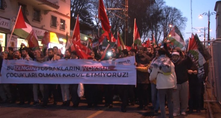 YILIN İLK GÜNÜNDE GAZZE İÇİN BİNLERCE KİŞİ GALATA KÖPRÜSÜ’NE AKIN ETTİ