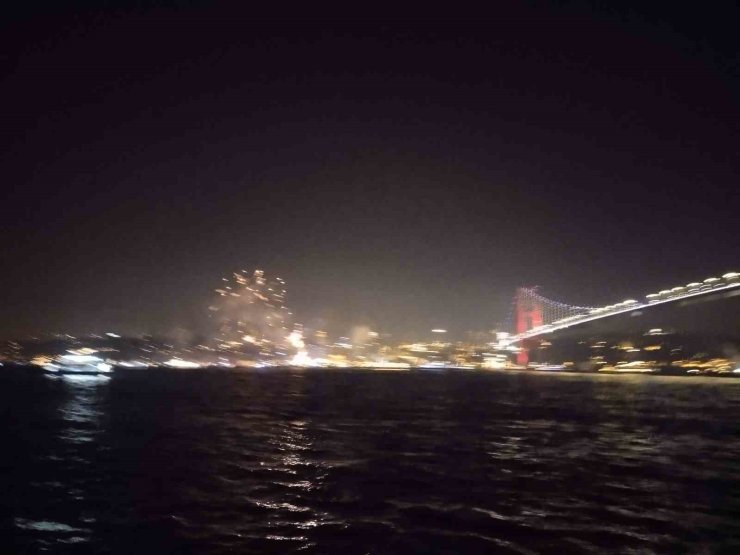 İSTANBUL BOĞAZI’NDA HAVAİ FİŞEKLİ YENİ YIL COŞKUSU