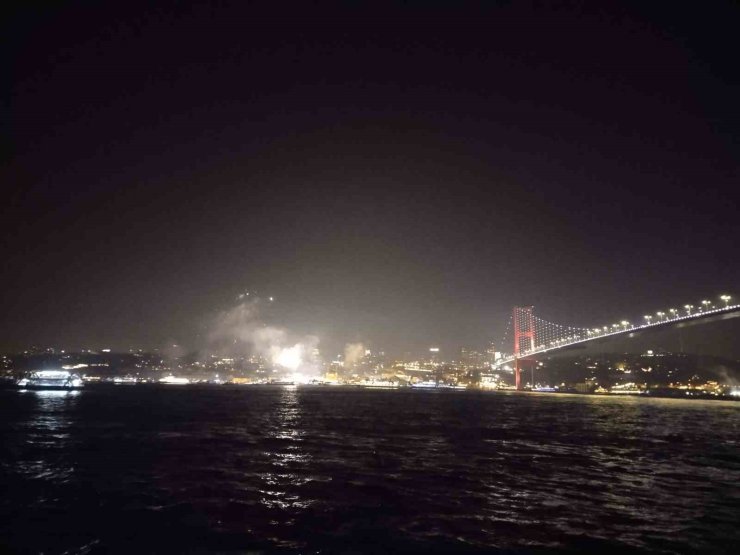 İSTANBUL BOĞAZI’NDA HAVAİ FİŞEKLİ YENİ YIL COŞKUSU