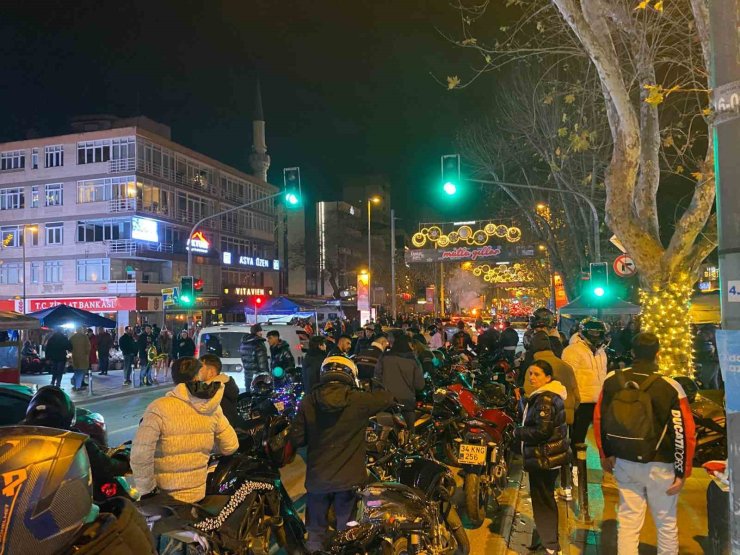 İSTANBUL BAĞDAT CADDESİ’NDE VATANDAŞLAR 2025’E HAVAİ FİŞEK GÖSTERİSİYLE GİRDİ
