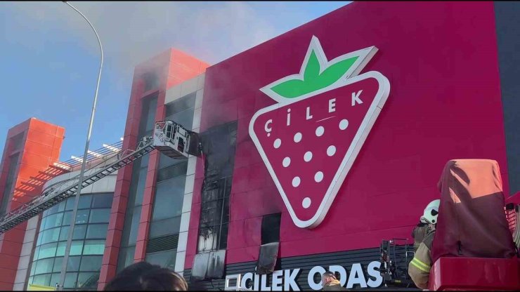 ÇEKMEKÖY’DE MOBİLYA MAĞAZASINDA YANGIN: 1 KİŞİ HASTANEYE KALDIRILDI