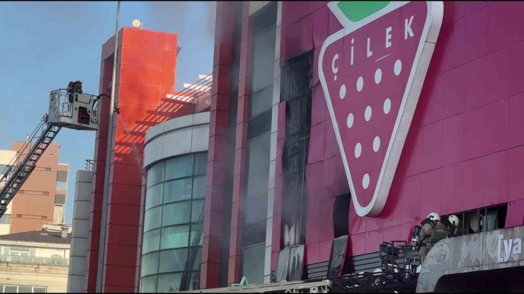 ÇEKMEKÖY’DE MOBİLYA MAĞAZASINDA YANGIN: 1 KİŞİ HASTANEYE KALDIRILDI