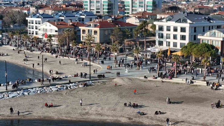 İSTANBULLULAR YILIN İLK GÜNÜ VATANDAŞLAR BÜYÜKÇEKMECE SAHİLLERİNE AKIN ETTİ
