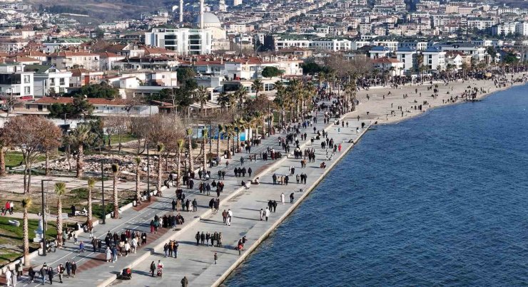 İSTANBULLULAR YILIN İLK GÜNÜ VATANDAŞLAR BÜYÜKÇEKMECE SAHİLLERİNE AKIN ETTİ