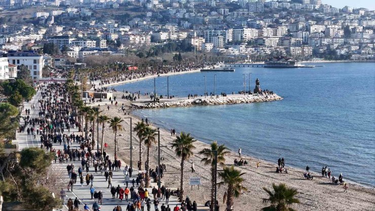 İSTANBULLULAR YILIN İLK GÜNÜ VATANDAŞLAR BÜYÜKÇEKMECE SAHİLLERİNE AKIN ETTİ