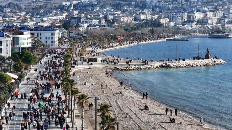 İSTANBULLULAR YILIN İLK GÜNÜ VATANDAŞLAR BÜYÜKÇEKMECE SAHİLLERİNE AKIN ETTİ