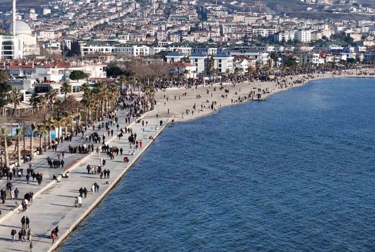 İSTANBULLULAR YILIN İLK GÜNÜ VATANDAŞLAR BÜYÜKÇEKMECE SAHİLLERİNE AKIN ETTİ