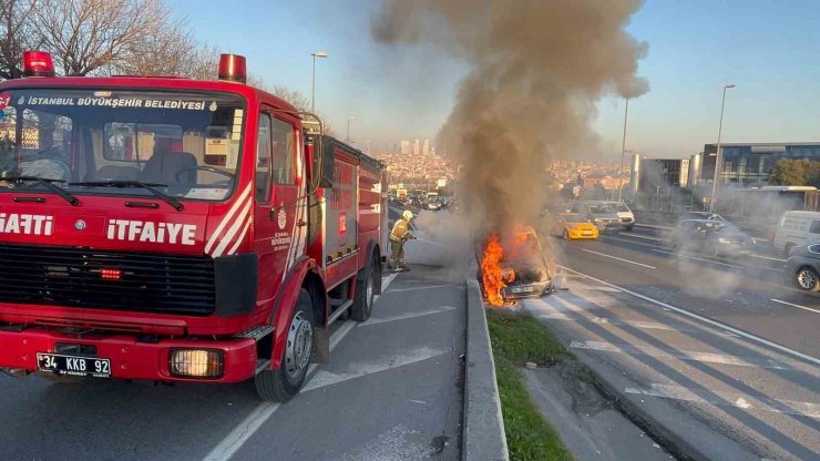 E-5’TE SEYİR HALİNDEKİ ARAÇ ALEVLERE TESLİM OLDU