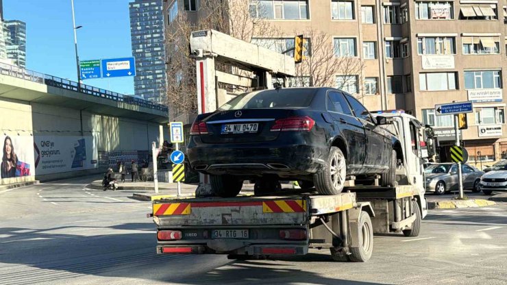 ŞİŞLİ’DE OTOMOBİLİN ÇARPTIĞI MOTOSİKLETLİ ARACIN ALTINDA SÜRÜKLENDİ