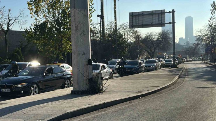 ŞİŞLİ’DE OTOMOBİLİN ÇARPTIĞI MOTOSİKLETLİ ARACIN ALTINDA SÜRÜKLENDİ