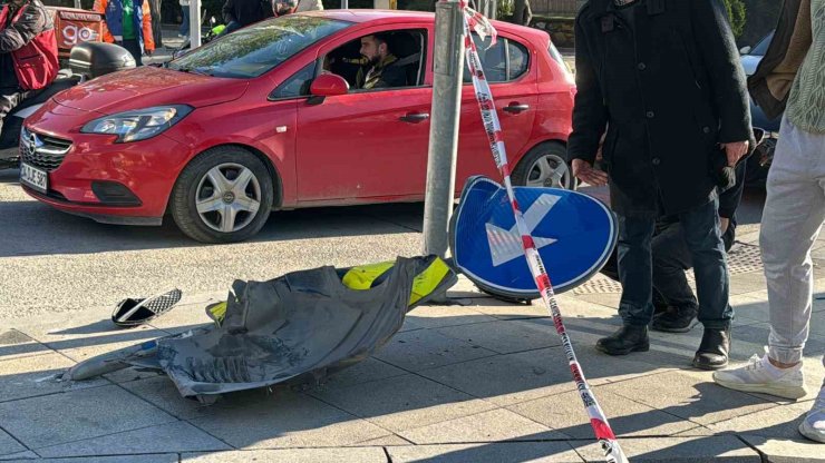 ŞİŞLİ’DE OTOMOBİLİN ÇARPTIĞI MOTOSİKLETLİ ARACIN ALTINDA SÜRÜKLENDİ