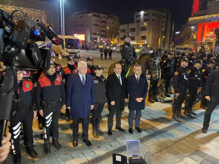 İSTANBUL VALİSİ GÜL VE İL EMNİYET MÜDÜRÜ YILDIZ, TAKSİM’DE DENETİM NOKTASINI ZİYARET ETTİ