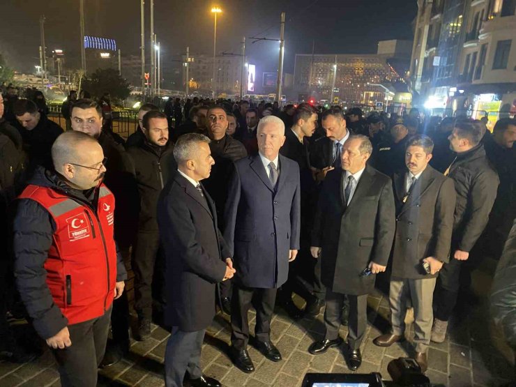 İSTANBUL VALİSİ GÜL VE İL EMNİYET MÜDÜRÜ YILDIZ, TAKSİM’DE DENETİM NOKTASINI ZİYARET ETTİ