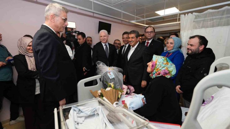 BAKAN MEMİŞOĞLU, İSTANBUL’DA YENİ YILIN İLK BEBEKLERİNİ ZİYARET ETTİ
