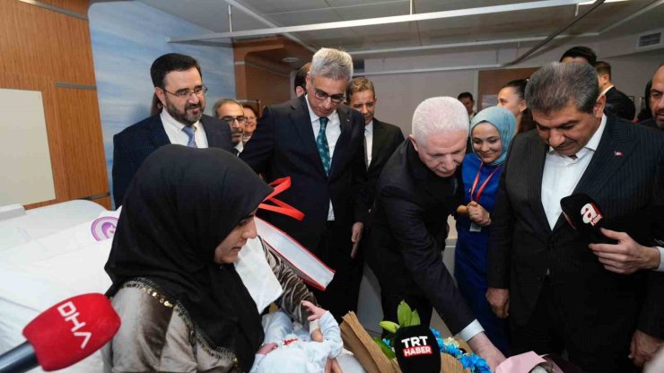 BAKAN MEMİŞOĞLU, İSTANBUL’DA YENİ YILIN İLK BEBEKLERİNİ ZİYARET ETTİ