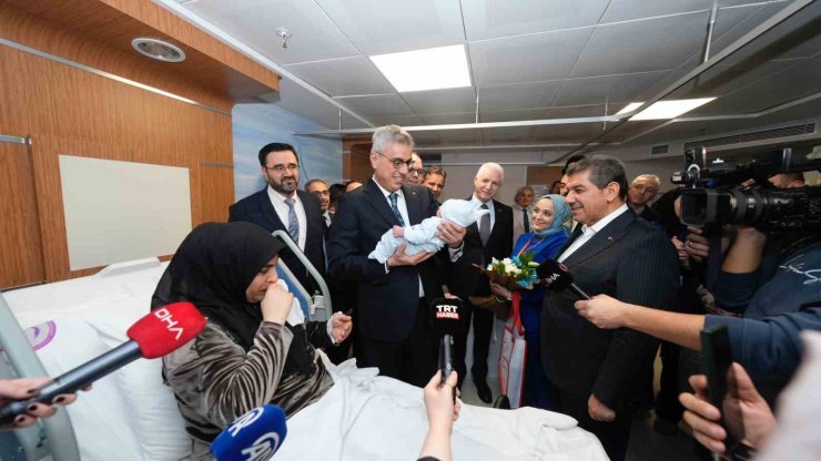 BAKAN MEMİŞOĞLU, İSTANBUL’DA YENİ YILIN İLK BEBEKLERİNİ ZİYARET ETTİ