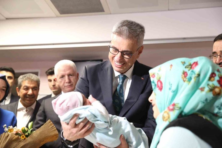 BAKAN MEMİŞOĞLU, İSTANBUL’DA YENİ YILIN İLK BEBEKLERİNİ ZİYARET ETTİ