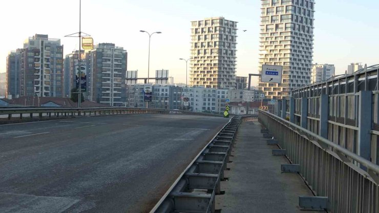 YILIN İLK GÜNÜNDE İSTANBUL’DA YOLLAR BOŞ KALDI
