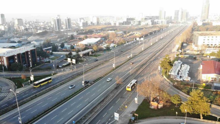 YILIN İLK GÜNÜNDE İSTANBUL’DA YOLLAR BOŞ KALDI