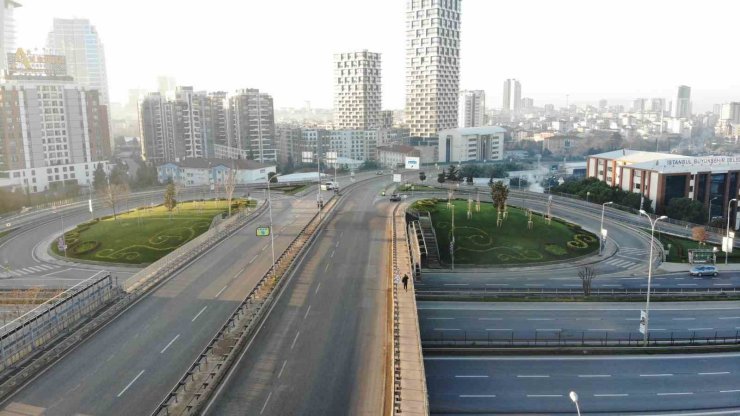 YILIN İLK GÜNÜNDE İSTANBUL’DA YOLLAR BOŞ KALDI
