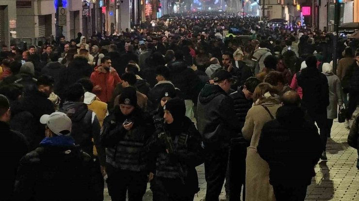 TAKSİM MEYDAN’INDA YILBAŞI YOĞUNLUĞU HAVADAN GÖRÜNTÜLENDİ