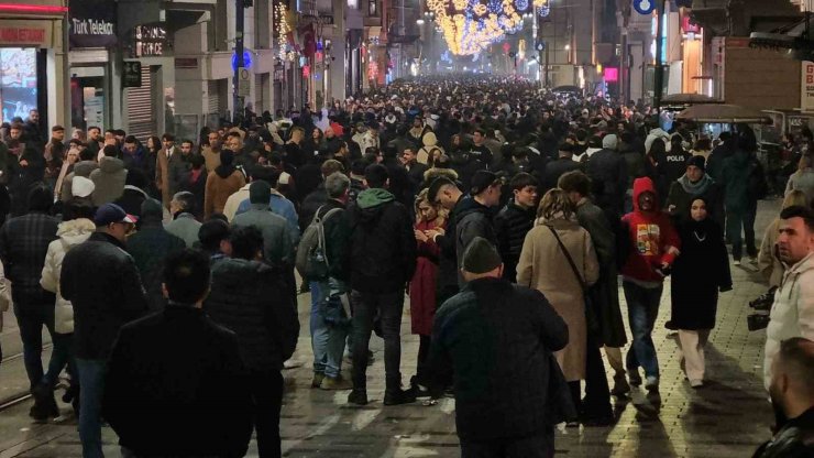 TAKSİM MEYDAN’INDA YILBAŞI YOĞUNLUĞU HAVADAN GÖRÜNTÜLENDİ