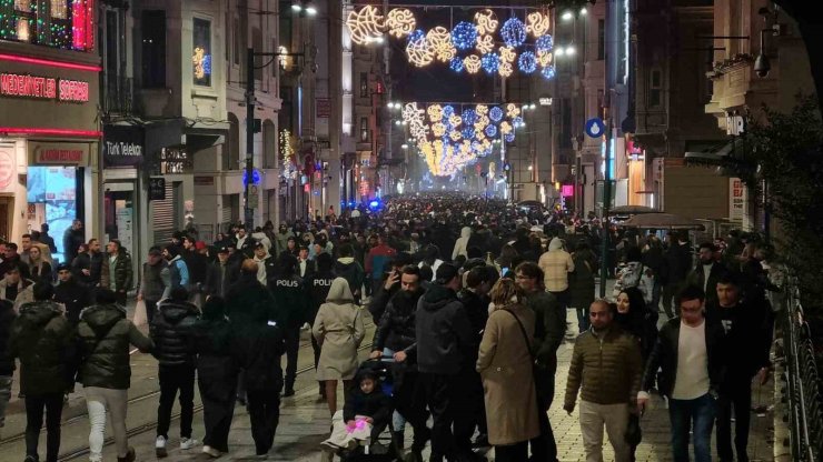 TAKSİM MEYDAN’INDA YILBAŞI YOĞUNLUĞU HAVADAN GÖRÜNTÜLENDİ