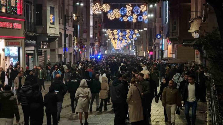 TAKSİM MEYDAN’INDA YILBAŞI YOĞUNLUĞU HAVADAN GÖRÜNTÜLENDİ