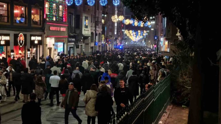 TAKSİM MEYDAN’INDA YILBAŞI YOĞUNLUĞU HAVADAN GÖRÜNTÜLENDİ