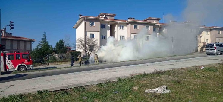 ARNAVUTKÖY’DE SEYİR HALİNDEKİ FİAT TOFAŞ OTOMOBİL ALEV TOPUNA DÖNDÜ