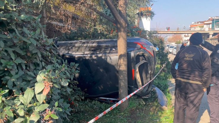 ESENLER’DE OTOMOBİLİN MAKAS ATARKEN ÇARPTIĞI ARAÇ TAKLA ATTI: 6 YARALI