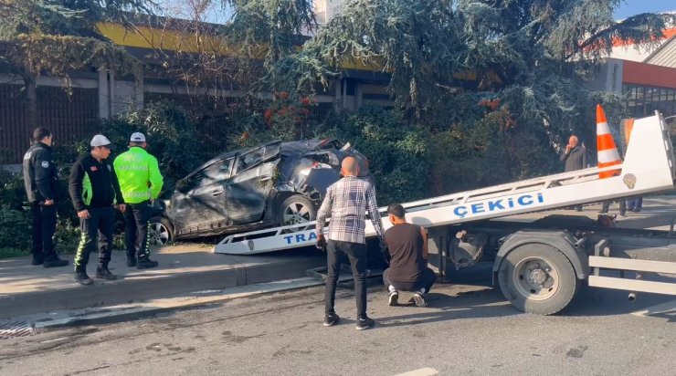ESENLER’DE OTOMOBİLİN MAKAS ATARKEN ÇARPTIĞI ARAÇ TAKLA ATTI: 6 YARALI
