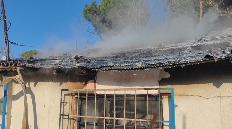 SULTANGAZİ’DE PATLAYAN TÜP GECEKONDUYU KÜLE ÇEVİRDİ