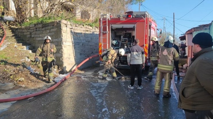 SULTANGAZİ’DE PATLAYAN TÜP GECEKONDUYU KÜLE ÇEVİRDİ