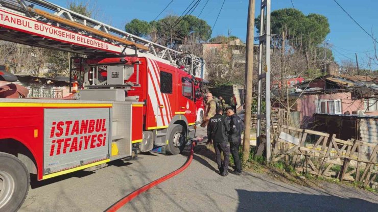 SULTANGAZİ’DE PATLAYAN TÜP GECEKONDUYU KÜLE ÇEVİRDİ