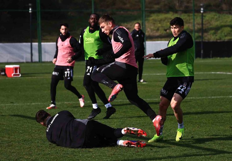 BEŞİKTAŞ’TA OLE GUNNAR SOLSKJAER, İLK ANTRENMANINA ÇIKTI