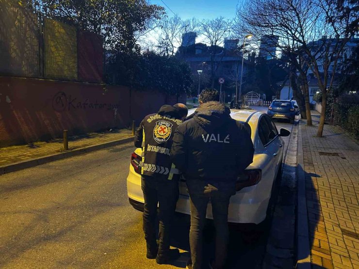 BEŞİKTAŞ’TA GERÇEKLEŞTİRİLEN VALE DENETİMİNDE CEZA YAĞDI: 1 FİRARİ YAKALANDI