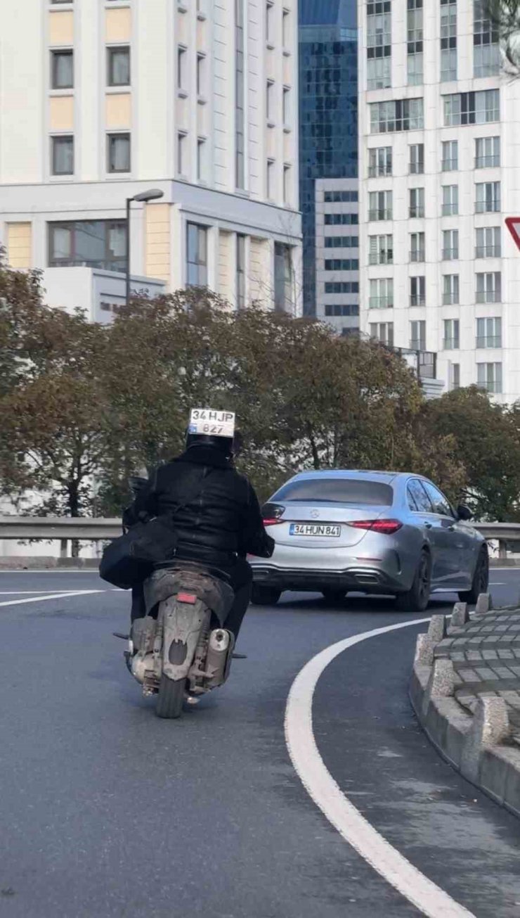 MOTOSİKLETİN PLAKASINI KASKINA TAKTI, O ŞEKİLDE TRAFİĞE ÇIKTI