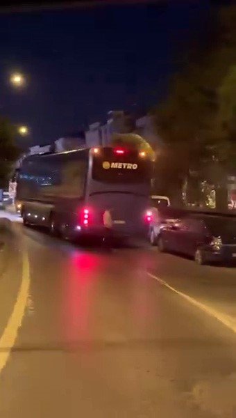 GÜNGÖREN’DE 16 YAŞINDAKİ ÇOCUK OTOBÜS KAÇIRDI, PARK HALİNDEKİ ARAÇLARA ÇARPTI