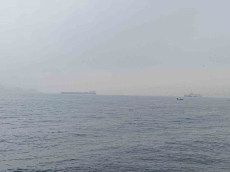 İSTANBUL’DA KIZ KULESİ SİSE GÖMÜLDÜ