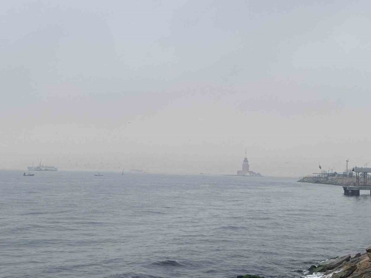İSTANBUL’DA KIZ KULESİ SİSE GÖMÜLDÜ